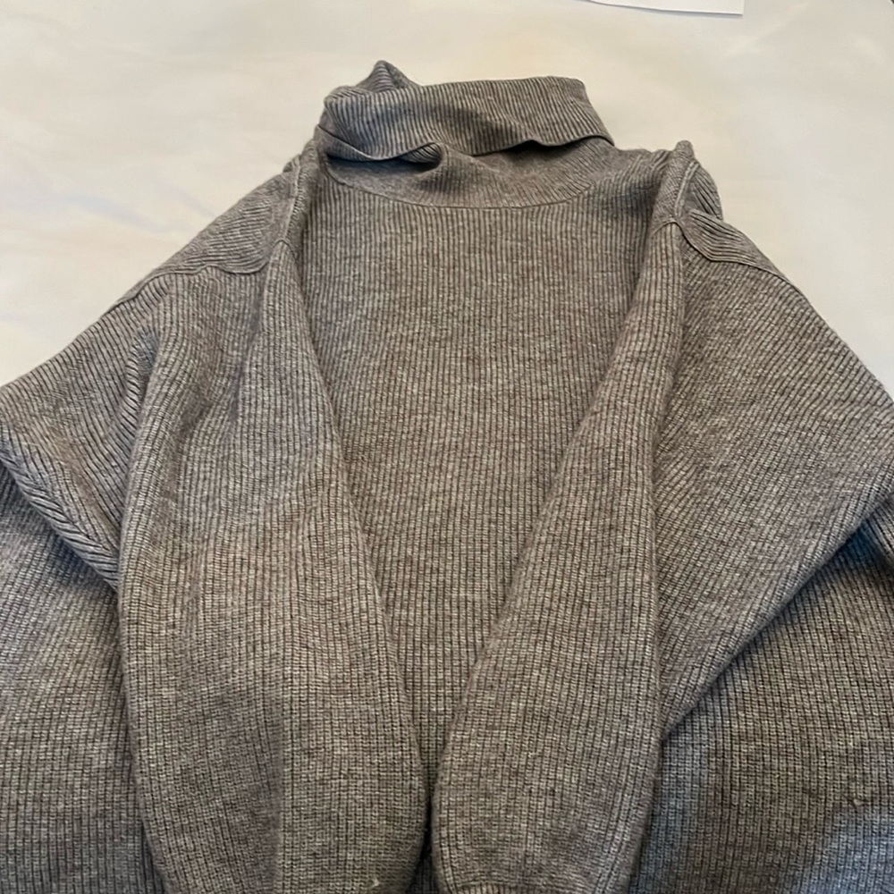 Free People turtleneck in women’s size small. Gently used.